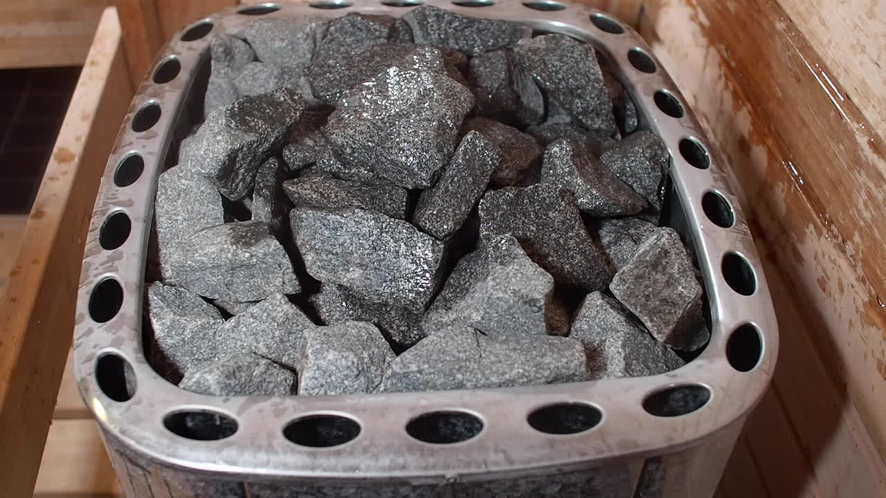 빈 사우나 내부의 전통적인 사우나 액세서리