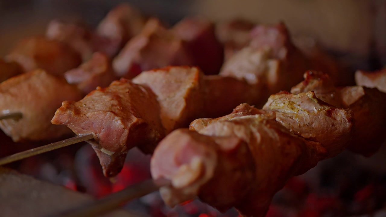 Delicioso Shashlik de Carne Cozinhando em Espetos Sobre Brasas Incandescentes.