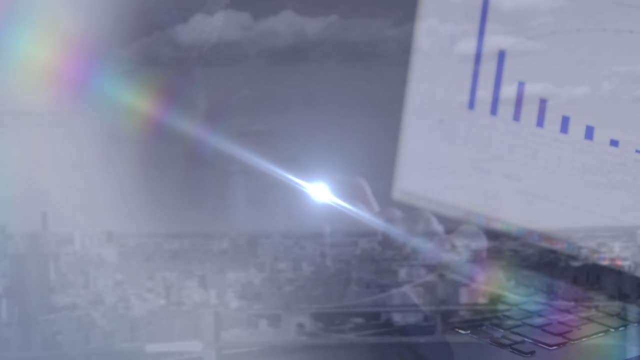 punto de luz sobre la sección media de la persona escribiendo en el teclado contra el paisaje urbano