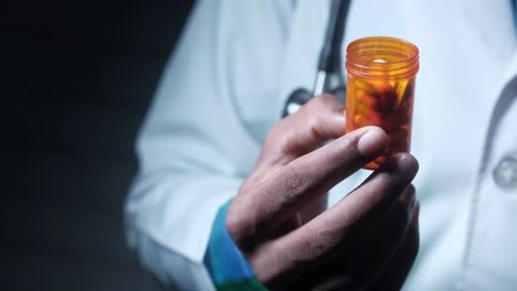 médico con un frasco de receta