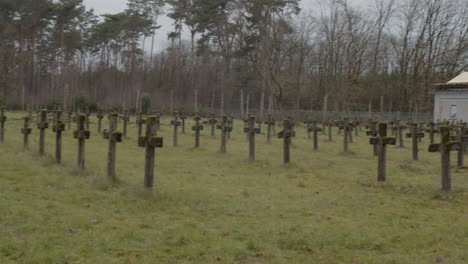 panorámica rápida sobre un gran cementerio abandonado con hileras de antiguas lápidas
