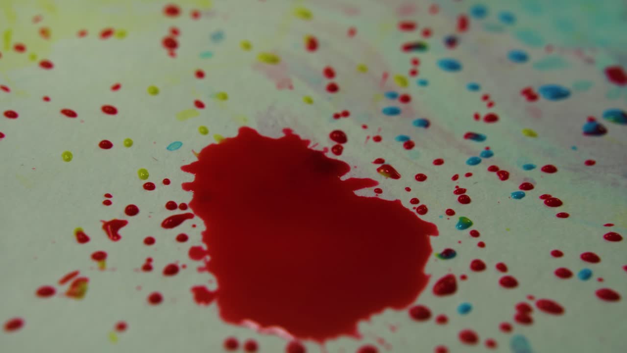 hermoso proceso de pintura abstracta con tinta de colores y gotas rojas en papel de dibujo