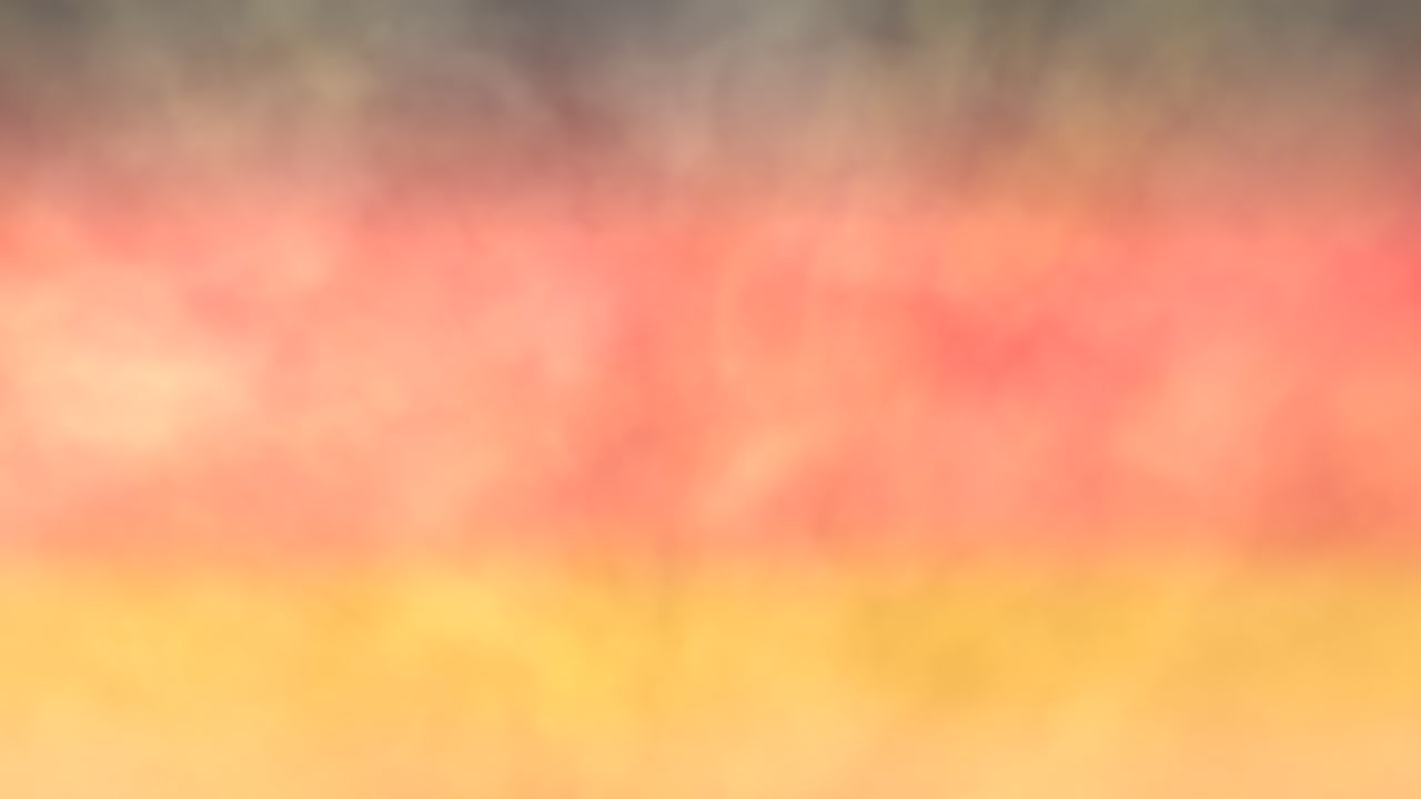 활기찬 일몰은 흐릿한 화려함으로 하늘을 칠합니다.