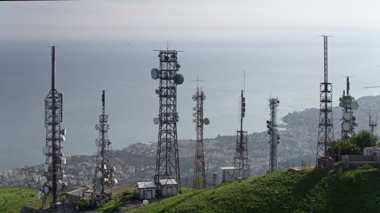 vista aérea de muchas torres de telecomunicaciones