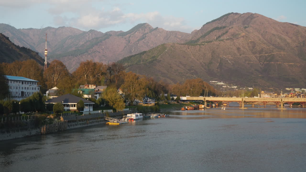 vista del río jhelum desde rajbagh en srinagar