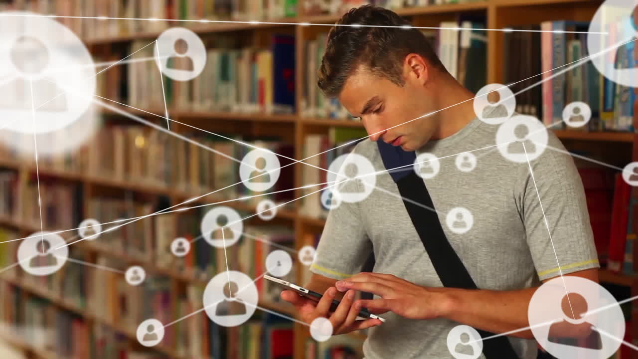 animación de la red de conexiones con personas iconos sobre hombre caucásico usando tableta