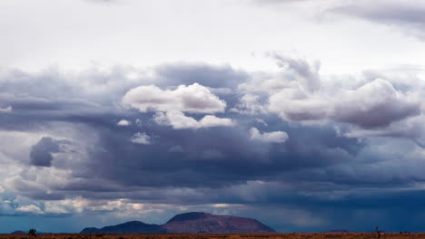 las nubes de lluvia prometen humedad para saciar la sed en el árido paisaje del desierto de mojave - lapso de tiempo