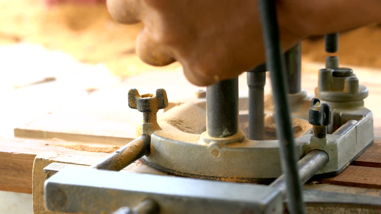 concepto de construcción del sitio de construcción en el trabajo de madera de aserradura de carpintero de cerca