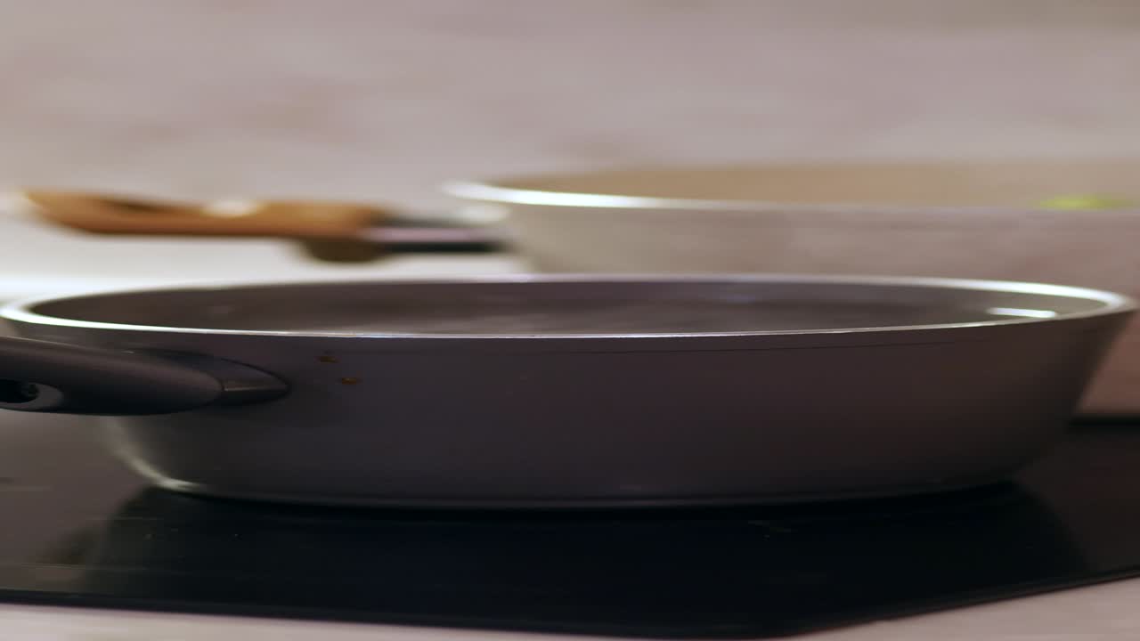 olla de agua en la estufa para cocinar