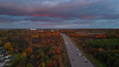 luz aérea de la mañana de otoño sobre una carretera