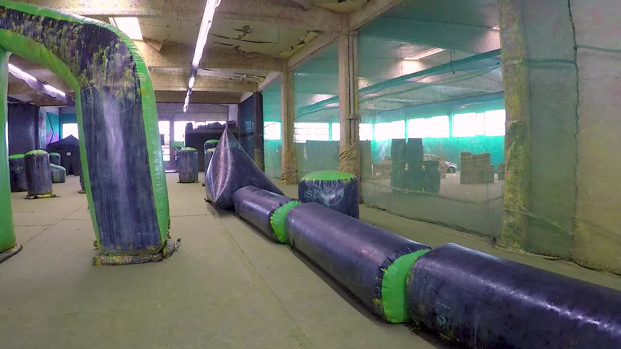 실내 페인트볼-4를 하는 소녀와 소년