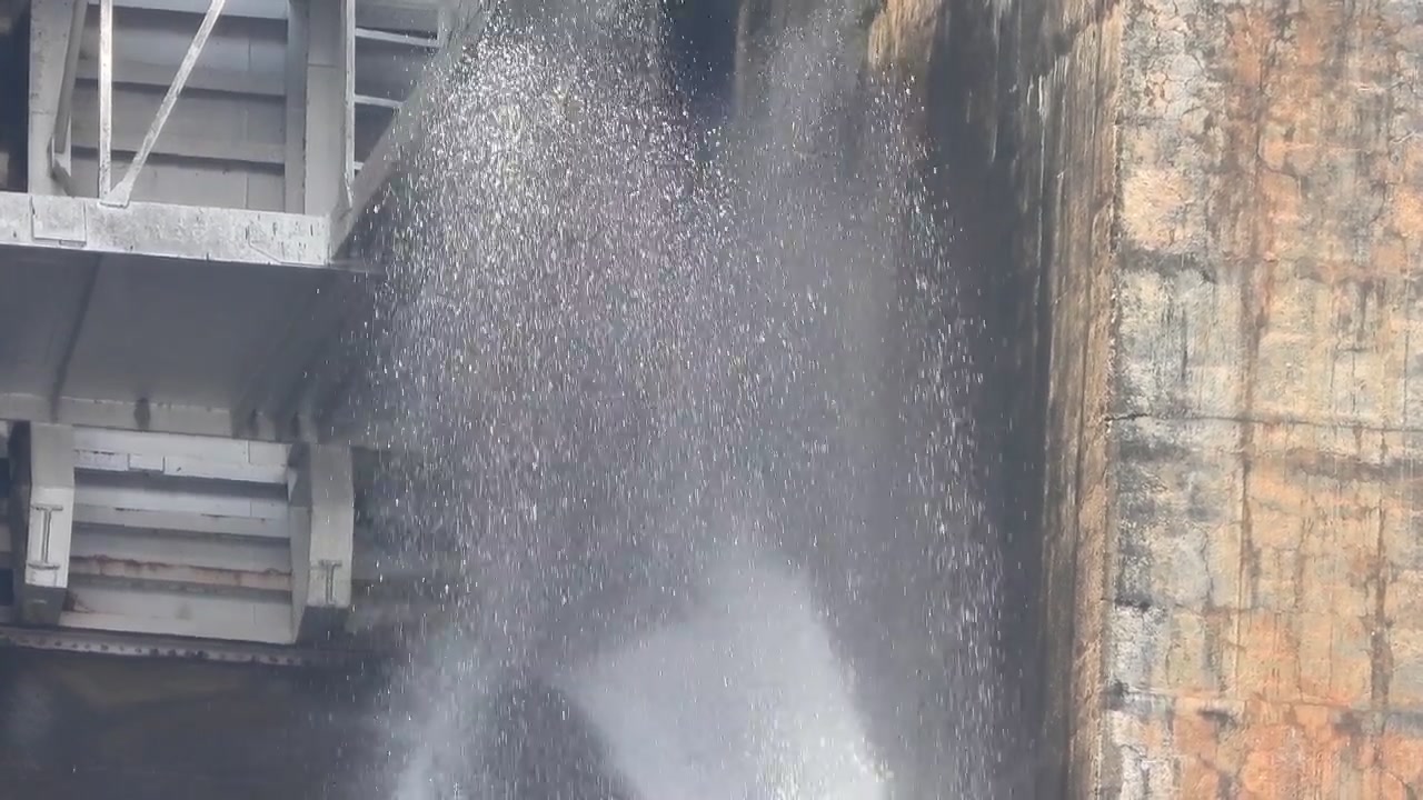 Bella bolla d'acqua in una diga