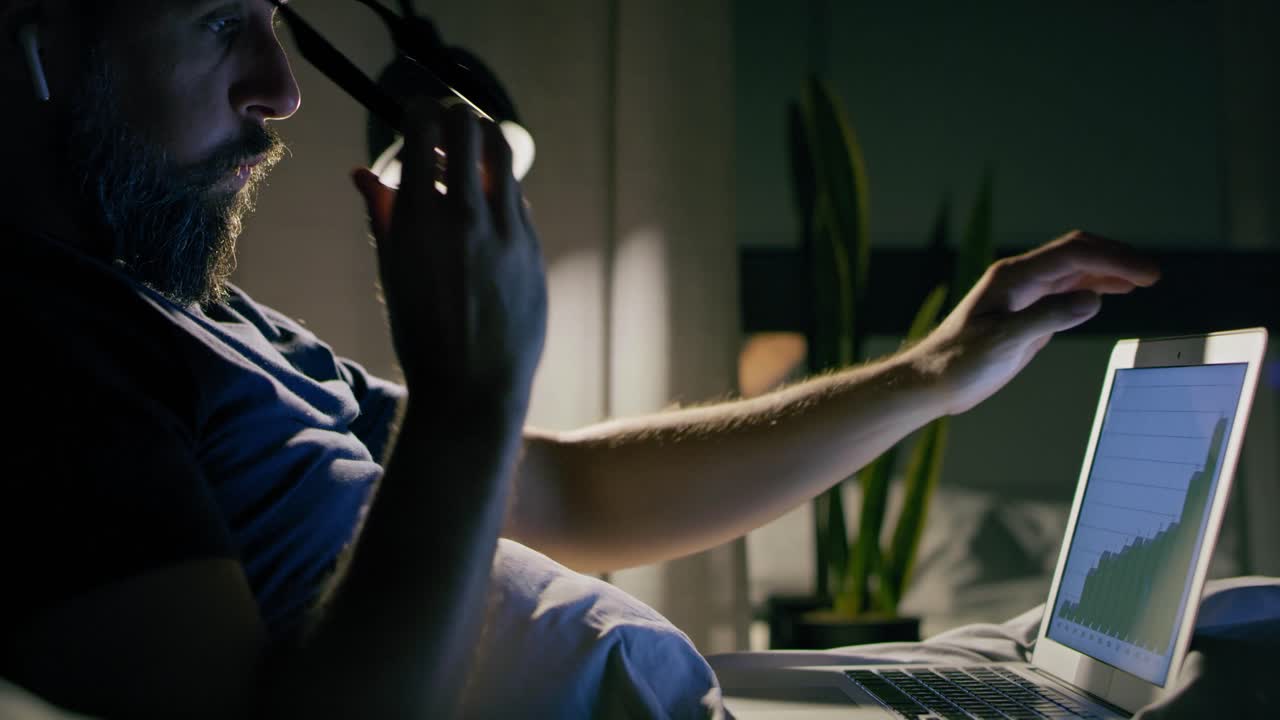 video de un hombre cansado durante el trabajo en la cama