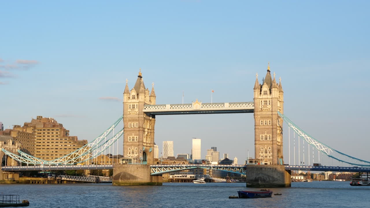 아름답고 화창한 날 타워 브리지의 탁 트인 전망