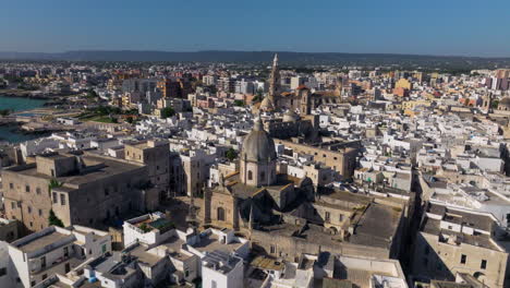 vista aérea de la ciudad de monopoli en apulia, al sur de italia - toma de avión no tripulado