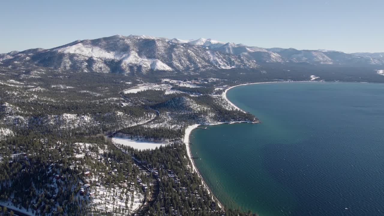 un dron de alto vuelo, 4k disparado sobre el lago tahoe, california, durante la temporada de invierno