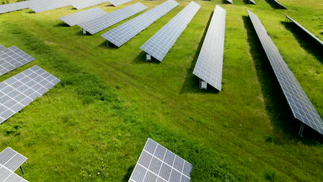 Paneles-Solares-En-Los-Campos-Verdes---Estación-De-Energía-Fotovoltaica-En-Gdansk,-Polonia