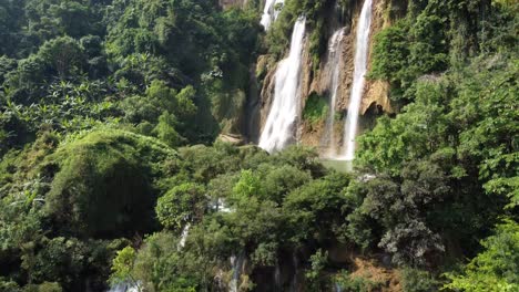 una hermosa toma de drones de la cascada tropical thi lo su ubicada en lo profundo de la jungla de umphang en el norte de tailandia en asia