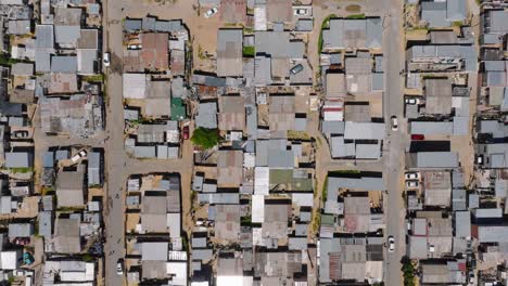 ciudad de strand con el distrito de nomzano. barrio densamente poblado de sudáfrica. fotografía aérea de arriba hacia abajo.
