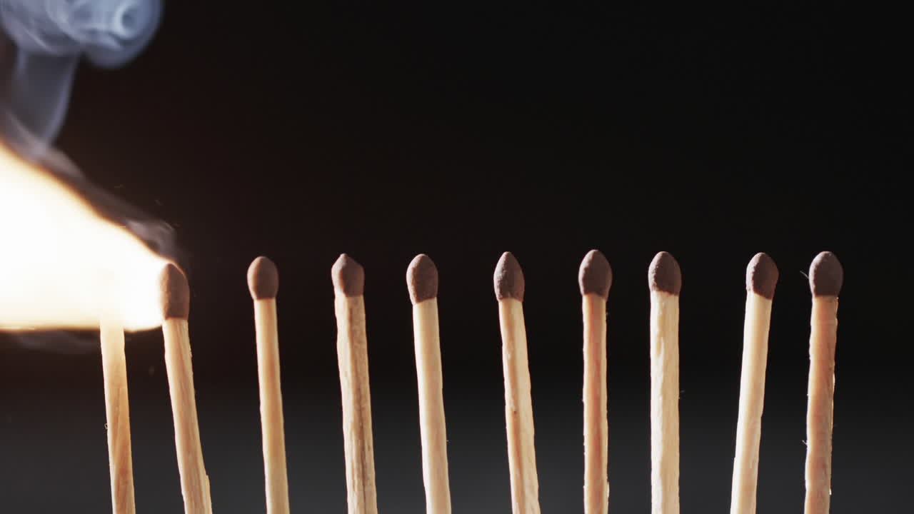 video de fósforos con llama de fuego amarilla y espacio de copia en fondo negro
