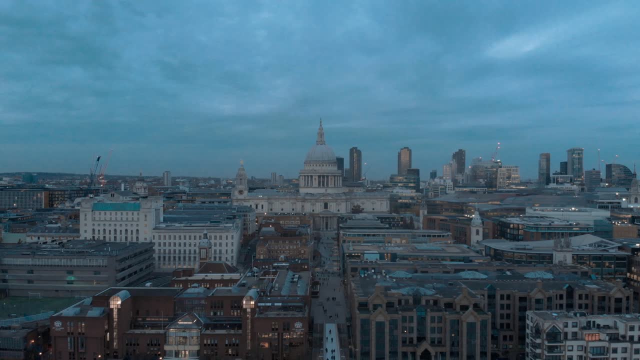 런던의 밀레니엄 브릿지 위에 있는 세인트 폴스 대성당의 드론 촬영.
