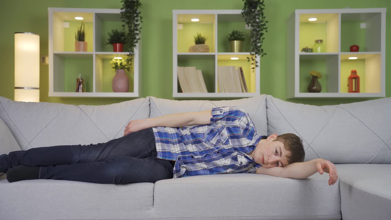 그 젊은이는 정신적 피로 증후군에 걸렸어요.