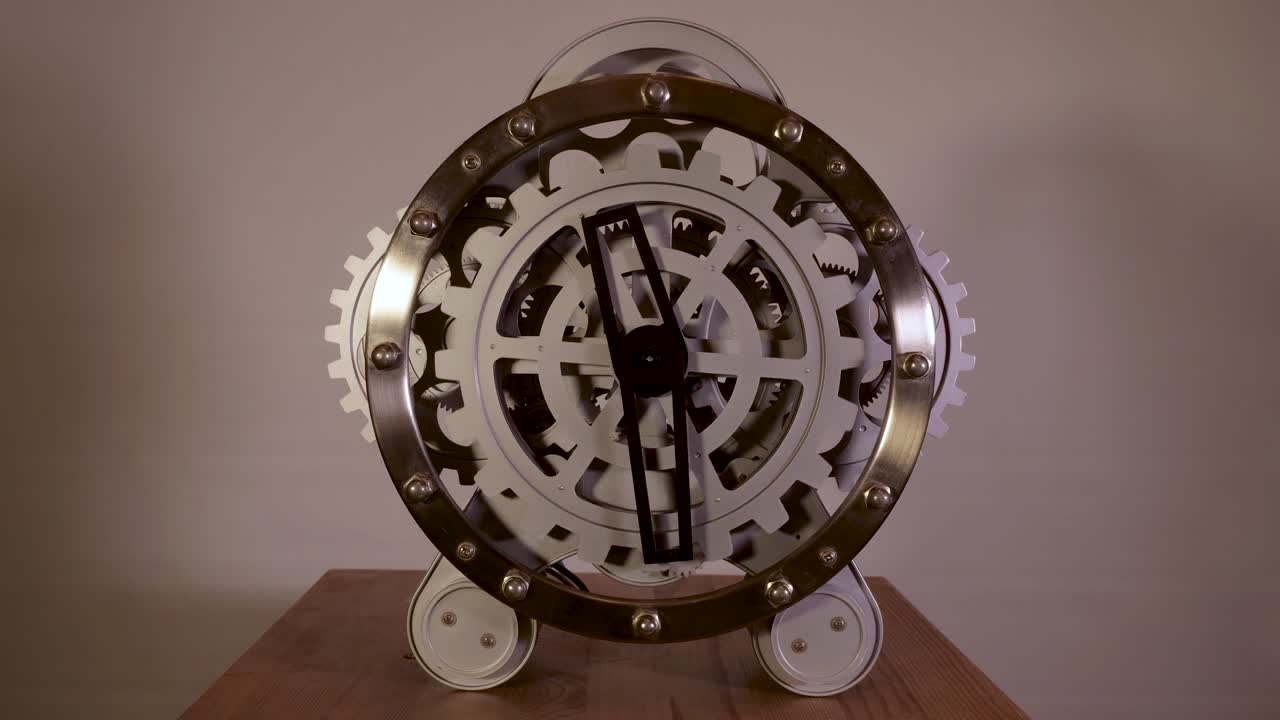 el lapso de tiempo de un reloj de aspecto metálico industrial