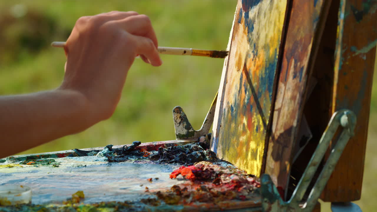 pintor dibujando a mano pinturas al óleo al aire libre. artista desconocido pintando lienzo en primer plano