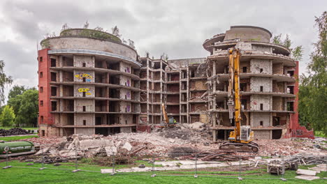 demolición de un edificio en movimiento timelapse