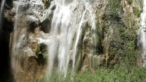 increíble vista de las cascadas gigantes en los lagos de plitvice en croacia