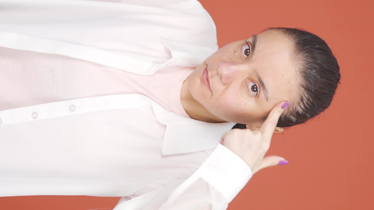 여성이 카메라에 마음을 보여주는 수직 비디오.