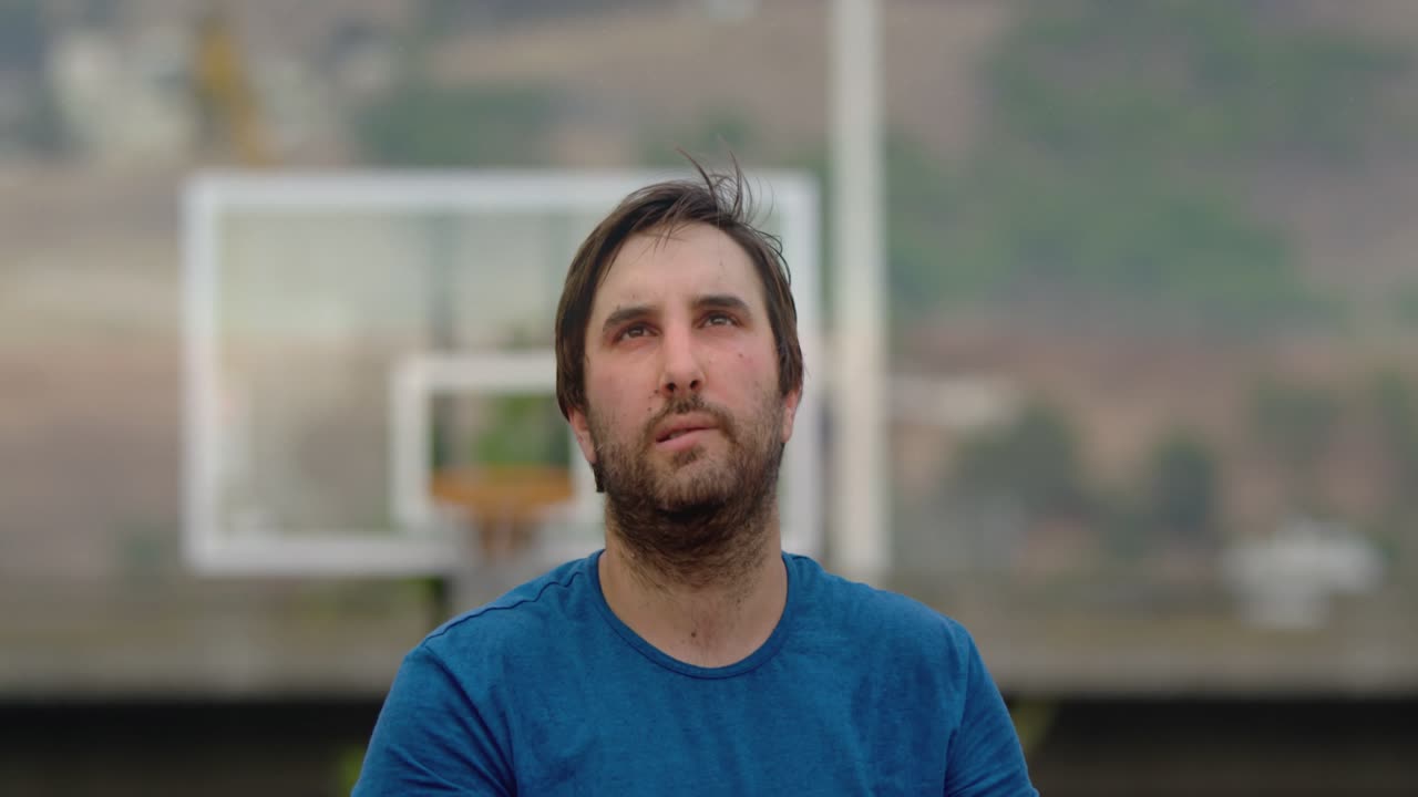 Giocatore di basket che solleva un pallone arancione all'altezza del petto e lo rilascia, con HUD che traccia l'arco di tiro per fare canestro