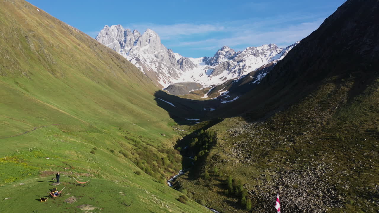 drone cinematográfico disparó dolomitas georgianas en las montañas del cáucaso y un pequeño arroyo de montaña