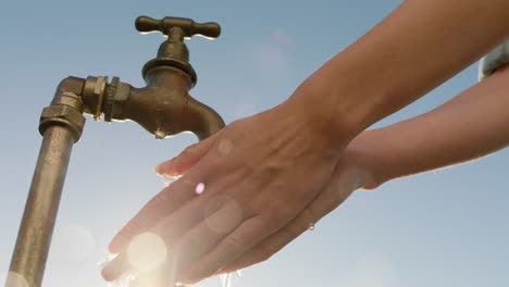 Frau-Wäscht-Sich-Unter-Dem-Wasserhahn-Die-Hände-Und-Spült-Mit-Frischem-Wasser-Aus-Dem-Wasserhahn.-Wassersparkonzept