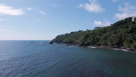 Wunderschöne-Luftdrohnenaufnahme-über-Dem-Pazifischen-Ozean-In-Richtung-Der-Felsigen-Küste-Von-Playa-Playitas-In-Costa-Rica