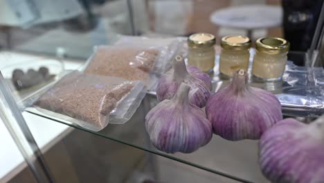 Knoblauch-Und-Seine-Sorten-Werden-Während-Der-Gulfood-Ausstellung-In-Den-Vereinigten-Arabischen-Emiraten-Ausgestellt