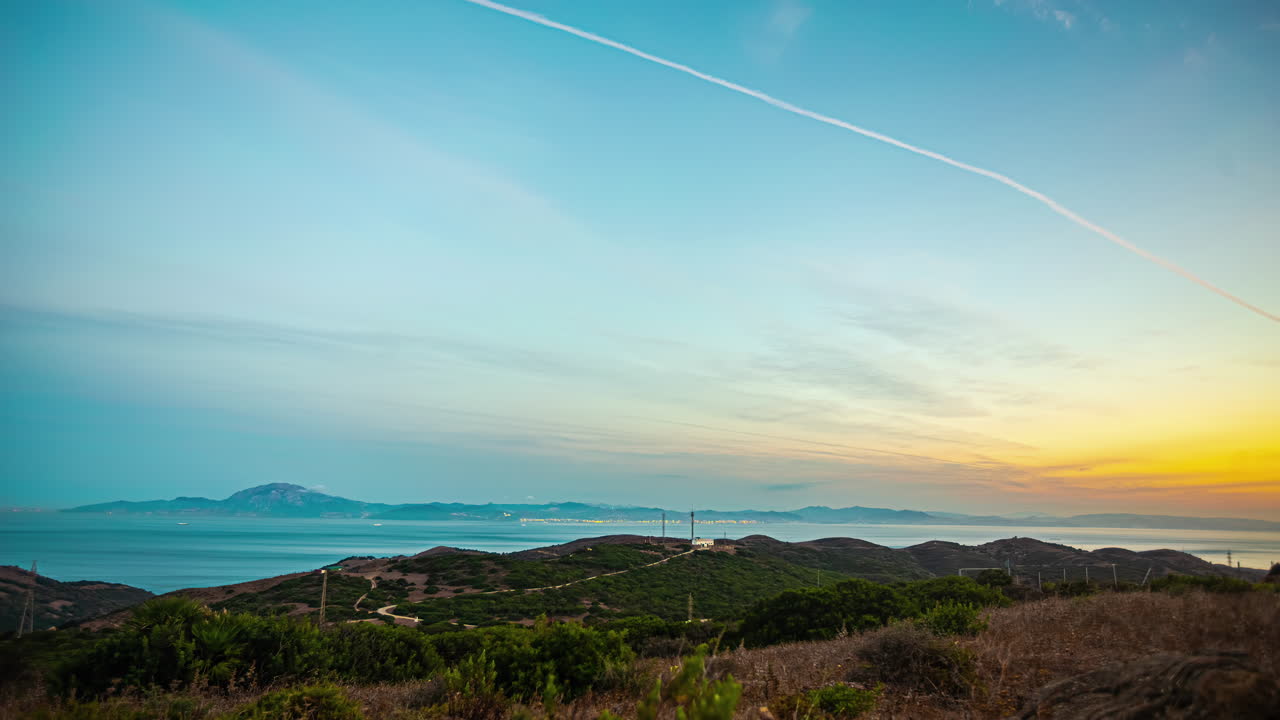 스페인 알제시라스 근처의 산과 지브롤터 만의 파노라마