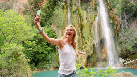 una mujer tomando un selfie de una fuente