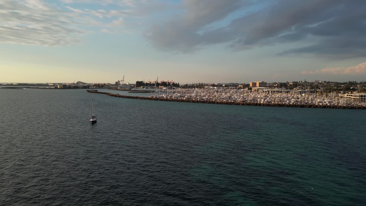 imágenes de drones de un barco de pesca en el mar fuera del puerto de pesca en fremantle, australia occidental