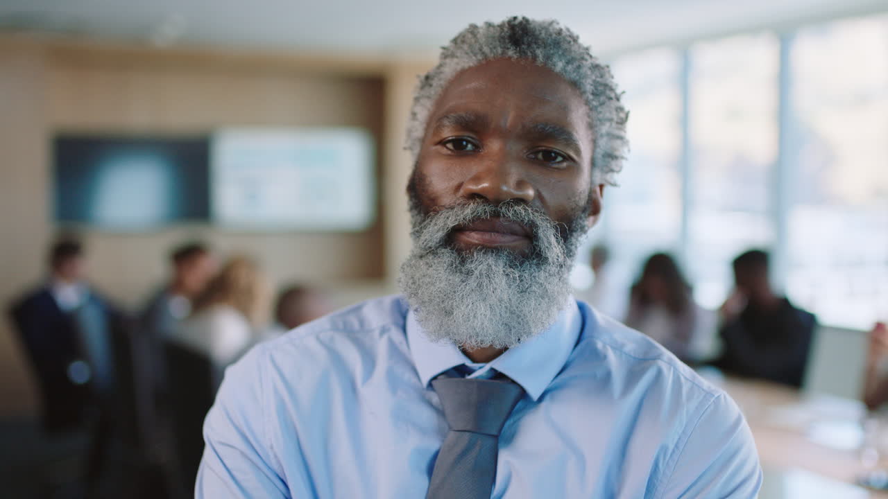 retrato hombre de negocios afroamericano maduro ejecutivo de aspecto serio hombre emprendedor confiado con experiencia corporativa en liderazgo orgulloso gerente en la sala de juntas de la oficina 4k