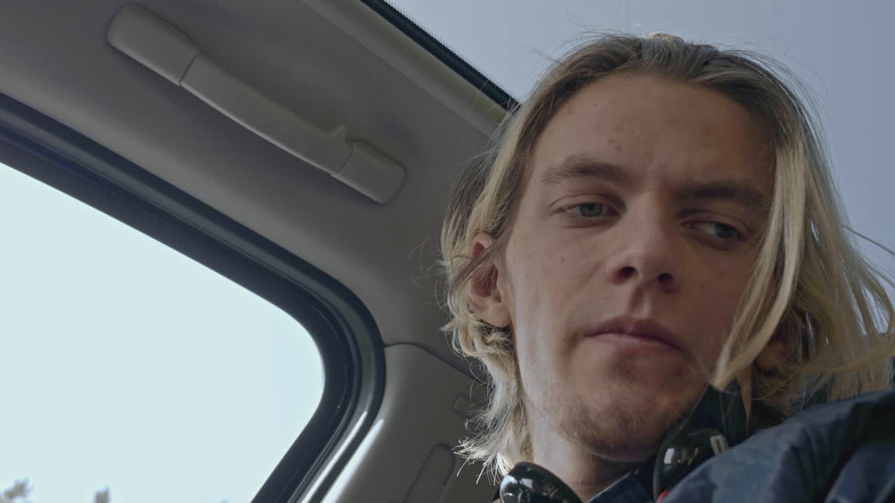 hombre dentro del coche.