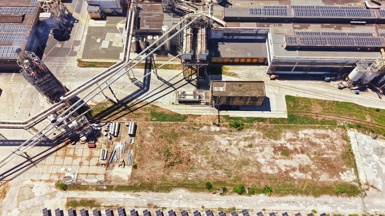 Sito industriale con unità di stoccaggio e macchinari in una città