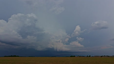 increíbles nubes de tormenta se formaron sobre el campo de agricultura, el lapso de tiempo