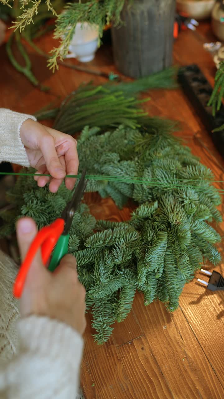 haciendo coronas de navidad juntos