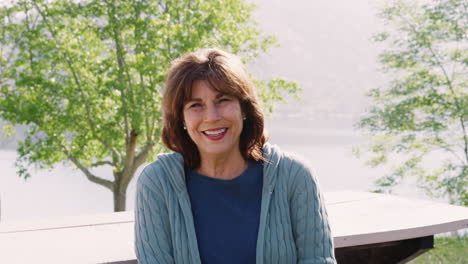 Senior-woman-looking-to-camera-smiling,-outdoors