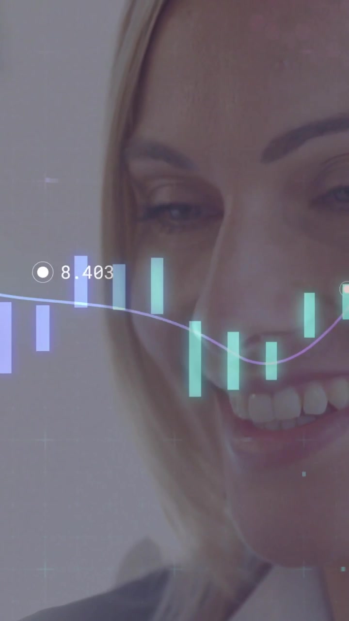 Video verticale: Donna sorridente mentre un grafico finanziario si aggiorna, candele e numeri che salgono sul viso.