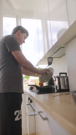 hombre cocinando en una cocina