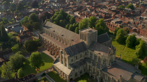 Toma-Aérea-En-Círculos-Estrechos-Alrededor-De-La-Catedral-De-Winchester