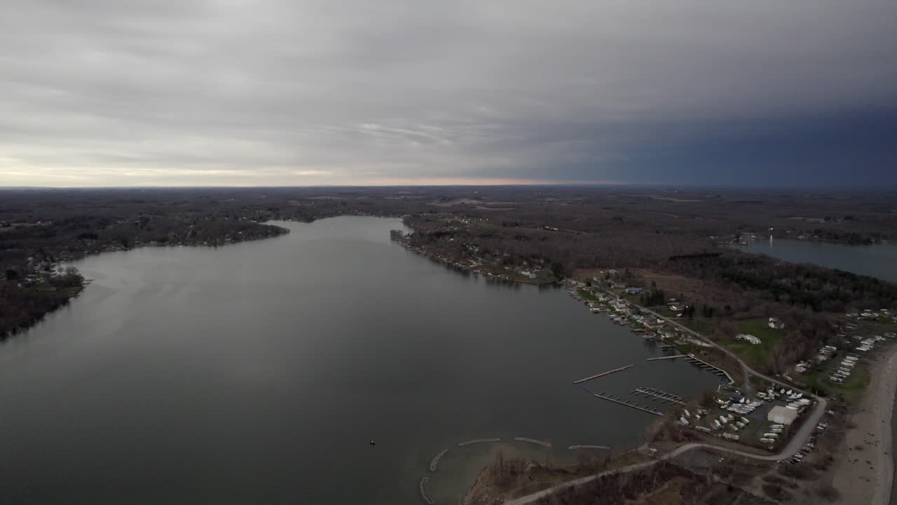 una vista aérea captura el eclipse solar de 2024 sobre el estado de nueva york: la sombra de la luna, el brillo misterioso, los puntos de referencia icónicos, el espectáculo celestial