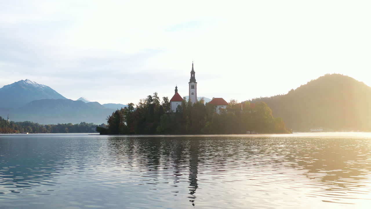 Ripresa epica cinematografica con drone del tramonto e della Chiesa della Peregrinazione dell'Assunzione di Maria, Slovenia